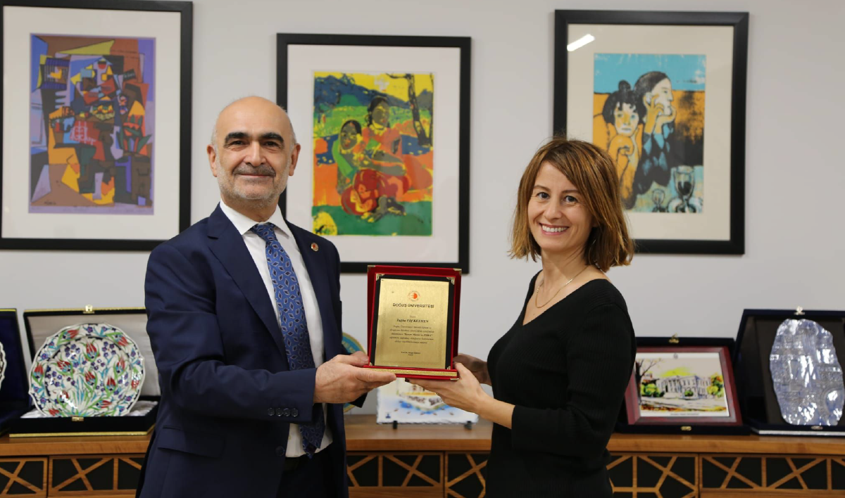 Tuğba Elif Kesmen'e Rektörümüz Prof.Dr. Turgut Özkan'dan Teşekkür Plaketi